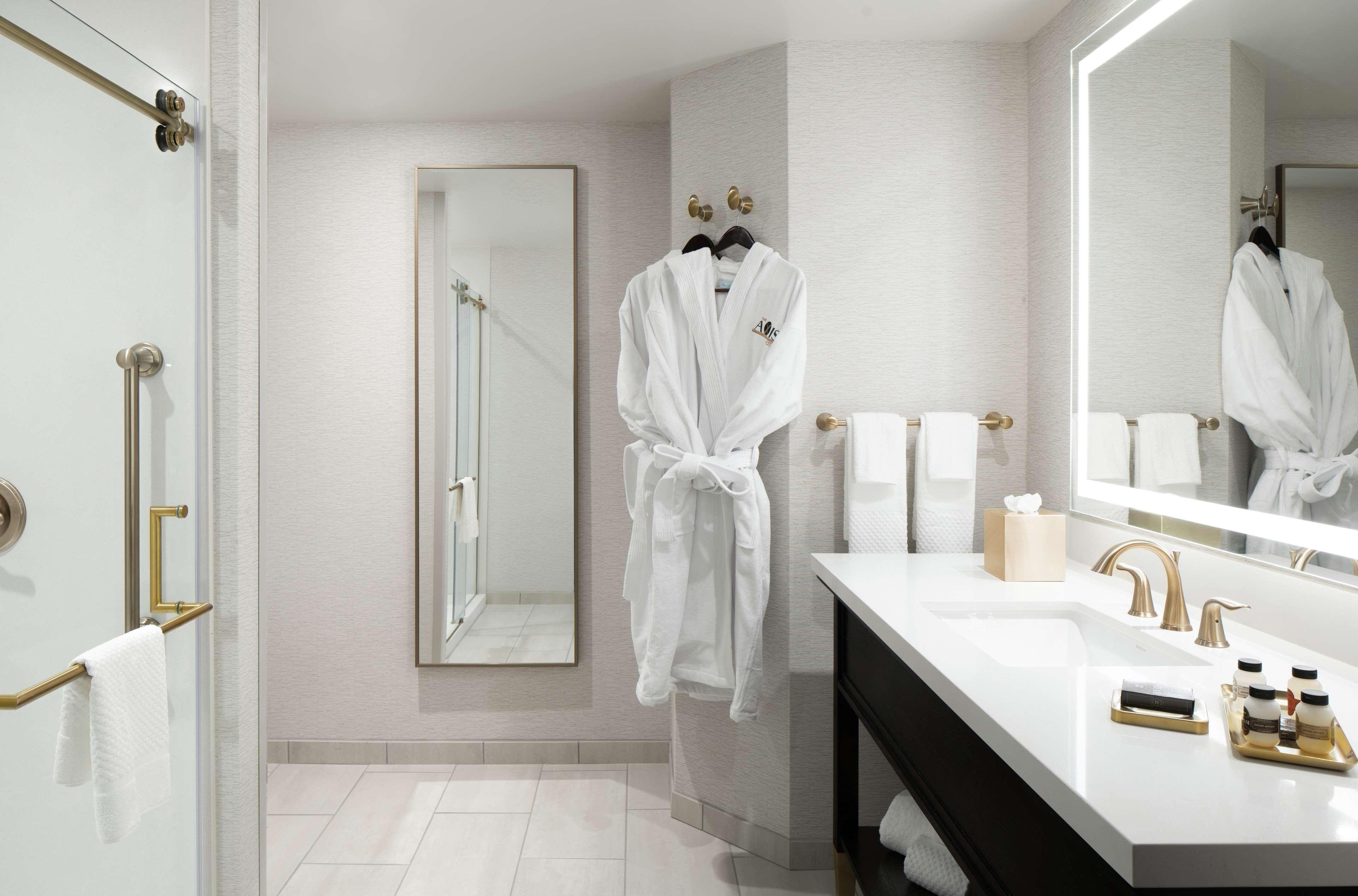 The Axis Moline Hotel, Tapestry Collection By Hilton Екстериор снимка