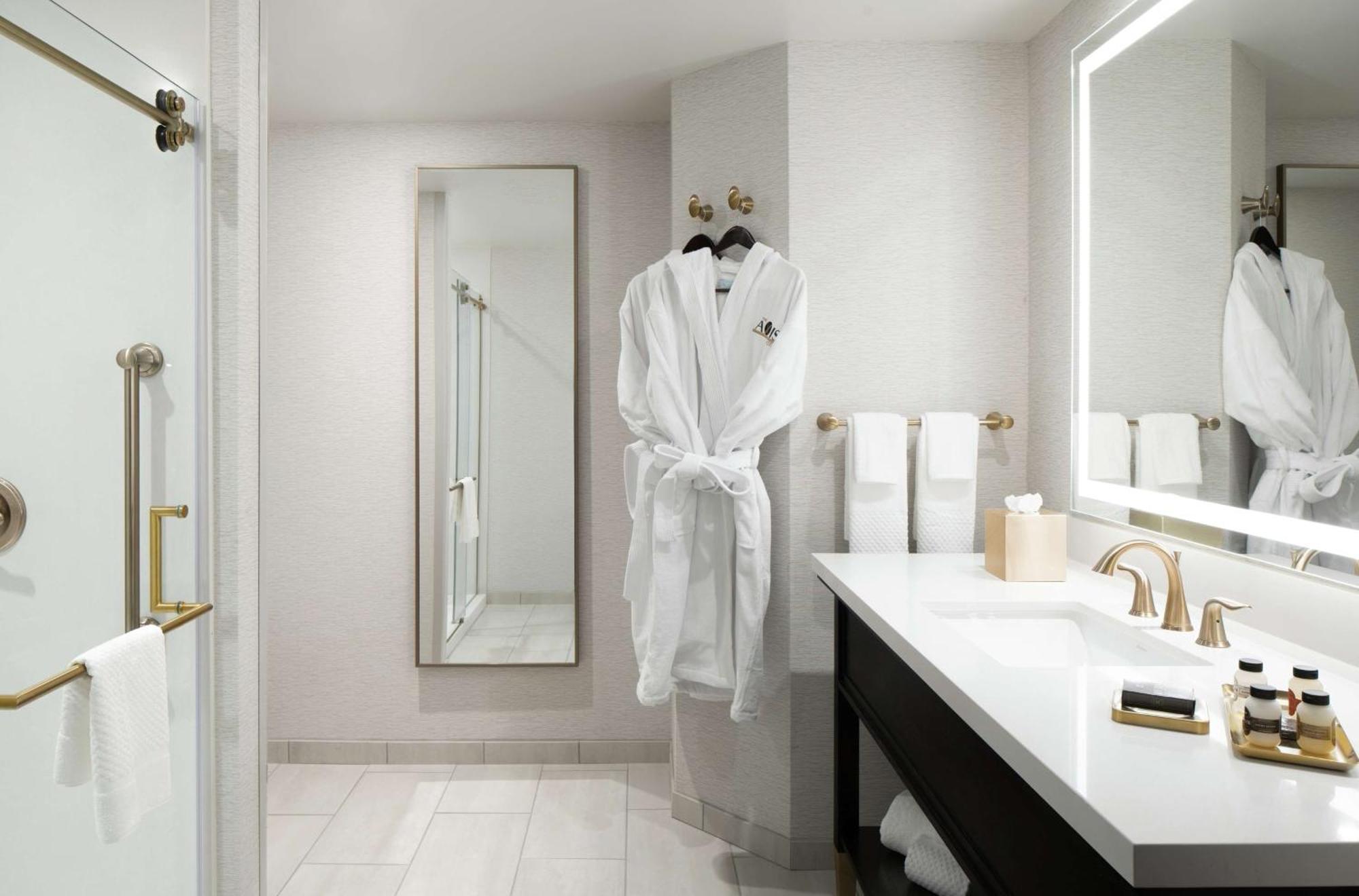 The Axis Moline Hotel, Tapestry Collection By Hilton Екстериор снимка